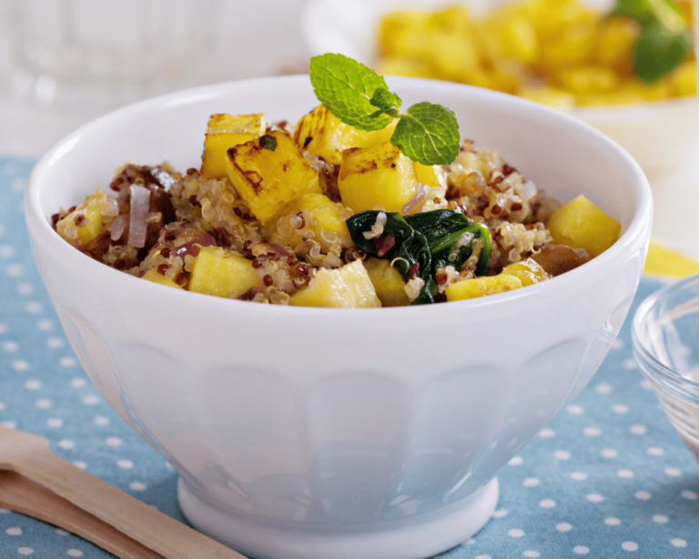 Salada Refrescante de Quinoa com Frutas